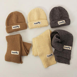 Conjunto de gorros de invierno para niños y niñas, conjunto de bufandas con letras, gorros tejidos con etiqueta, calentador de <span class=keywords><strong>cuello</strong></span>, 2 uds. - Product Image 1