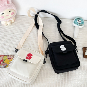 OEM Odm personnalisé blanc noir lettre imprimée mensonge jachère carré léger portable unisexe nylon sac de téléphone portable sac de messager - Product Image 5