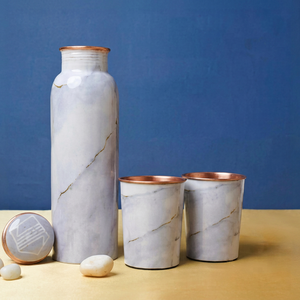 Ensemble cadeau de bouteille d'eau en cuivre à motif marbre blanc minimaliste avec deux tasses assorties, collection de vaisselle réutilisable de designer - Product Image 1