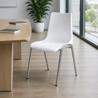 Chaise de conférence et d'événement en plastique OK-505C avec structure en acier chromé, empilable pour les conférences