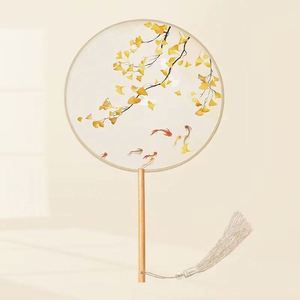 Éventail pliant de style chinois ancien, peint à la main en bambou, avec motifs de fées musicales et d'amour, pour souvenirs du Nouvel An et cadeaux d'affaires - Product Image 1