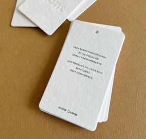 Étiquettes suspendues de luxe en papier coton texturé 700g, personnalisées en usine, écologiques et gaufrées pour sacs, chaussures et vêtements - Product Image 5