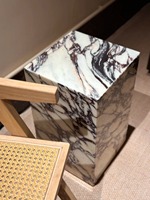 Table d'appoint géométrique en marbre Calacatta Viola à veines violettes, pour exposition en galerie d'art et projets de résidence design