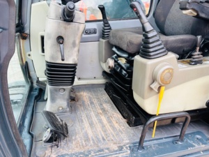 Excavadora de cadenas HYUNDAI 210W-7 original con motor diésel, bomba hidráulica de buena calidad, controles de precisión y cabina cómoda, perfecta para uso urbano. - Product Image 6