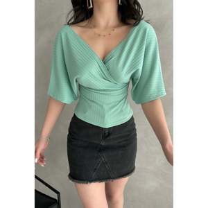 DEFILE Blouse côtelée à col en V et dos croisé pour femme, tricot extensible doux, tissu 95 % polyester 5 % lycra, blanc - Product Image 3