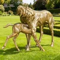 Sculpture en bronze de jument et de cheval poulain de taille réelle en fonte d'usine TREVI pour la décoration de jardin extérieur