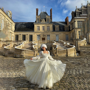 فساتين سهرة نسائية طويلة عالية الجودة وأنيقة بياقة مربعة بيضاء مزينة بالدانتيل وأكمام منتفخة وتصميم كورسيه مع كشكشة متدرجة - Product Image 2