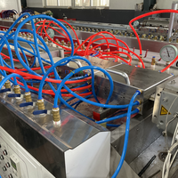Ligne d'extrusion de profilés de fenêtres et de portes en PVC pour les systèmes de cadres de fenêtres en PVC et UPVC et la production d'extrusion architecturale