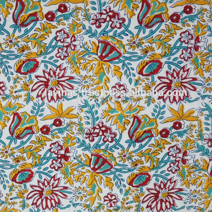 Tissu en coton ample antistatique à imprimé floral Sanganeri Jaipuri pour costume, matelas, rideau, oreiller, robe - Product Image 1