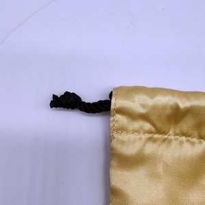 Pochette à cordon en satin doré à double couche avec logo personnalisé, de qualité supérieure, pour l'emballage cosmétique et le rangement des soins de la peau - Product Image 5