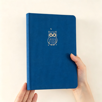 Carnet de notes personnalisé A5 en lin bleu saphir avec motif hibou et dorure à chaud, couverture rigide à grille pointillée pour journalisation