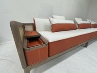 Sofá de ratán de madera maciza con tela de dos tonos y almacenamiento lateral, estética oriental cálida que crea un espacio de vida acogedor
