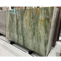 Carrelage poli en pierre naturelle vert clair de quartzite émeraude brésilienne pour la décoration de luxe moderne de la cuisine et de la salle de bain