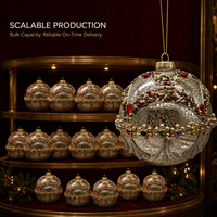 Boule de Noël de luxe en verre mercure ornée de bijoux, avec treillis perlé à la main et strass rouges en forme de goutte d'eau, et ceinture florale en pierres précieuses