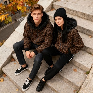 Sudadera con capucha unisex de invierno estilo streetwear americano, cortavientos y cálida, con cuello de piel, diseño personalizado con estampado de leopardo, cremallera y corte oversize. - Product Image 2