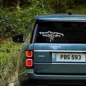 Pegatina divertida para coche, calcomanía de vinilo con la frase «Por favor, ten paciencia, soy solo una chica» para parachoques y ventana, adecuada para Toyota, <span class=keywords><strong>Honda</strong></span>, BMW - Product Image 5