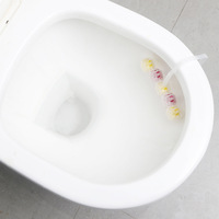 Bloc désodorisant solide suspendu parfumé aux fleurs pour cuvettes de toilettes, anti-calcaire et éliminateur d'odeurs pour salles de bain domestiques