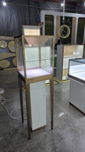 ตู้โชว์เครื่องประดับสีขาวทันสมัยพร้อมไฟ LED และกระจกด้านบน | เคาน์เตอร์แสดงสินค้าสุดหรูที่กำหนดขนาดได้เอง - Product Image 4