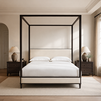 Lit à baldaquin moderne et minimaliste en bois massif avec tête de lit capitonnée crème, lit plateforme à profil bas pour chambre à coucher