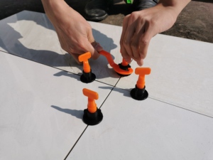 Sistema de Nivelación de Azulejos en Forma de T Sunsbuild de Alta Resistencia, Pasador de Acero Inoxidable, Diseño Impermeable para una Distribución Uniforme de los Azulejos en el Suelo - Product Image 3