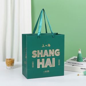 Bolsa de Papel de Arte de Lujo Hecha a Mano y Personalizada con Asa Larga, Logotipo Personalizado Estampado en Caliente, para Regalos de Cosméticos, Ropa y Embalaje - Product Image 4
