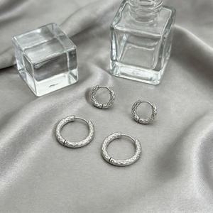 ต่างหูห่วงแบบคลา<span class=keywords><strong>ส</strong></span><span class=keywords><strong>ส</strong></span>ิคลายหนังงู  ทำจากสแตนเลส<span class=keywords><strong>ส</strong></span>ตีลเคลือบเงิน  ผิวสัมผั<span class=keywords><strong>ส</strong></span>แบบตอกลาย  เห<span class=keywords><strong>ม</strong></span>าะ<span class=keywords><strong>ส</strong></span>ำหรับทั้งชายและหญิง  เป็นของขวัญ - Product Image 1