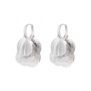 Boucles d'oreilles clous élégantes et uniques de style européen en acier inoxydable plaqué argent, forme de fleur tendance, design haut de gamme - Product Image 6
