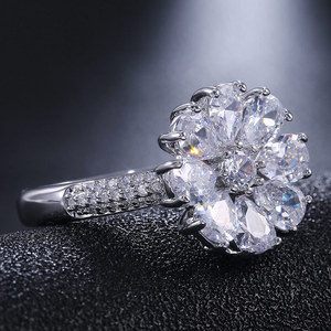 Elegante anello a forma di fiore per donna, design scintillante con intarsi, gioielli alla moda per tutti i giorni - Product Image 4