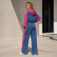 Conjunto de Dos Piezas ODM para Mujer, Top Corto de Algodón Lavado con Paneles de Color en Contraste, Pantalones Deportivos Anchos con Cierre y Bordado Gráfico