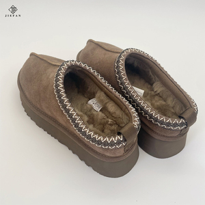 여성 슬리퍼 도매 사용자 정의 못생긴 양가죽 동물 모피 슬립 온 통기성 미끄럼 방지 겨울 눈 부츠 여성 신발 - Product Image 5