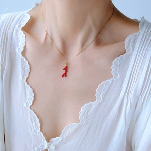 Collar de estilo europeo y americano con diseño geométrico de rama de árbol roja y efecto de goteo de aceite, estilo océano, cadena de eslabones de verano, de acero inoxidable chapado en oro. - Product Image 3