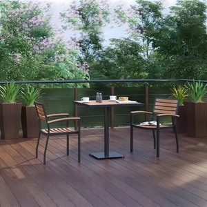 Ensemble de salle à manger d'extérieur moderne avec structure en aluminium et bois de teck pour hôtels, cours, villas, meubles de jardin, table et chaises - Product Image 1