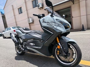 ยามาฮ่า ทีแม็กซ์ <span class=keywords><strong>560</strong></span> สกู๊ตเตอร์สปอร์ตขนาดใหญ่ระดับเรือธง พร้อมเครื่องยนต์ 2 สูบ 562 ซีซี CP2 และโครงอะลูมิเนียมเพื่อการขับขี่ในเมืองและการเดินทางขั้นสุดยอด - Product Image 2