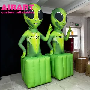 主题派对装饰有绿色充气人物，星空定制充气外星人