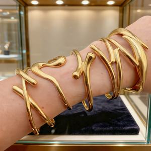 Bracelets pour femmes en acier inoxydable plaqué or 18 carats PVD, forme de goutte d'eau ouverte, polis, bijoux pour les mains, bracelets à la mode - Product Image 1