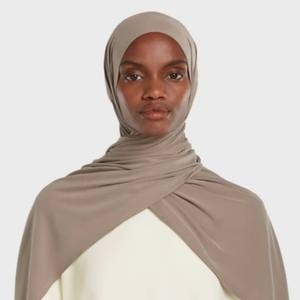 ฮิญาบอุ่นนุ่มระบายอากาศได้ดีผ้าคลุมไหล่พรีเมี่ยมผ้าเจอร์ซี่ที่สามารถปักโลโก้เพชรดีไซน์ฮิญาบพิเศษสี่ชิ้น - Product Image 2