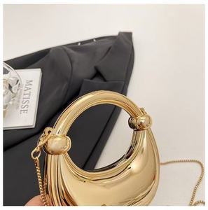 Mini <span class=keywords><strong>sac</strong></span> à bandoulière tendance <span class=keywords><strong>argent</strong></span>é et doré avec chaîne amovible pour femme, idéal pour cocktails, mariages et événements décontractés - Product Image 3
