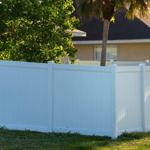 سياج خصوصية خارجي بارتفاع 6 أقدام للمنزل ، لوح سياج بلاستيكي من الفينيل الأبيض للخصوصية ، لوح سياج رخيص - Product Image 6