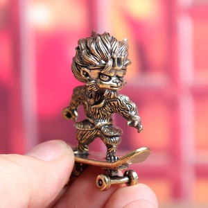 1 pièce Figurine créative en laiton, modèle singe sur skateboard, style <span class=keywords><strong>bande</strong></span> <span class=keywords><strong>dessinée</strong></span>, pour décoration intérieure <span class=keywords><strong>et</strong></span> figurine de thé - Product Image 1