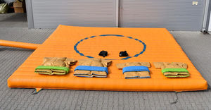 Traje de Sumo Japonés Tradicional de PVC con Colchoneta Inflable de 6m y Soplador - Product Image 2