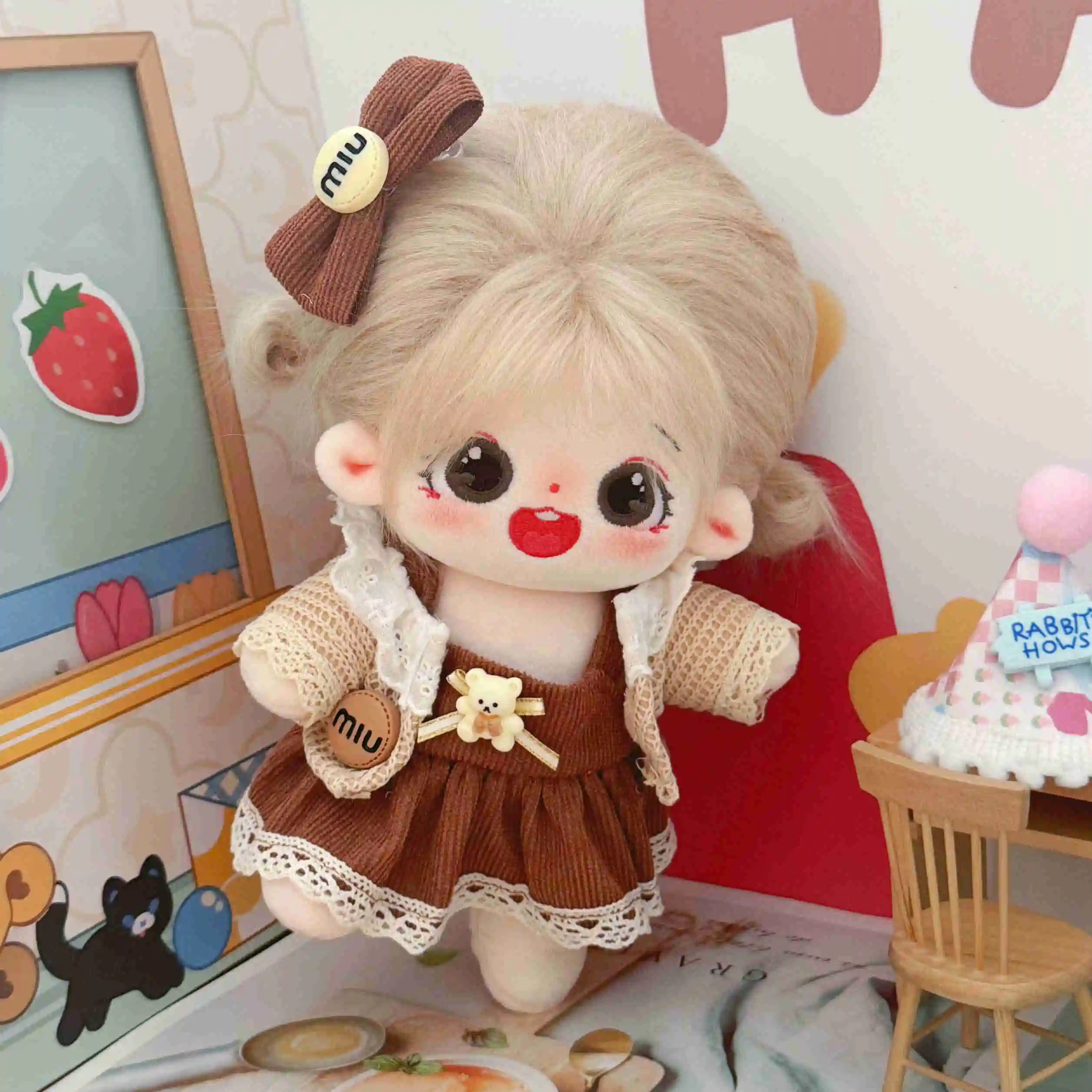 Boneka katun lucu dengan pakaian menyediakan layanan kustom OEM ODM wig boneka bayi ekor kuda panjang keriting tampilan grosir 20cm