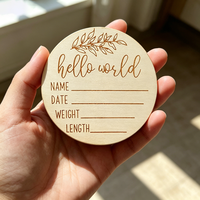 Plaque ronde gravée en bois de tilleul écologique moderne pour annonce de naissance et étapes importantes de bébé - Hello World