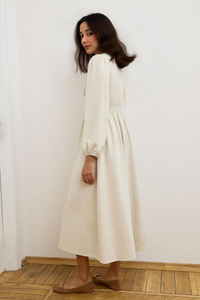 Robe longue crème à col en V et manches longues avec boutons sur le devant - Robe élégante à taille haute et fluide pour femme - Product Image 6