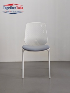 Chaise en plastique avec coussin d'assise, empilable, pour personnel, salles de formation et de réunion, chaises de conférence d'occasion - Product Image 2