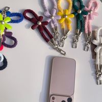 Dragonne de téléphone en peluche douce, colorée, en polyester, motif floral, anti-perte, avec porte-clés et breloque de sac, pour coque de téléphone, clés, cadeau