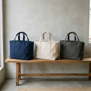 Sac de voyage en toile personnalisable et réutilisable, moyen, à bandoulière, avec poche avant et fermeture éclair, motif de logo ou de lettres sur mesure - Product Image 2
