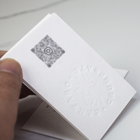 Carte de visite personnalisée haut de gamme en papier coton blanc épais avec logo débossé transparent, emballage pour l'identité de marque
