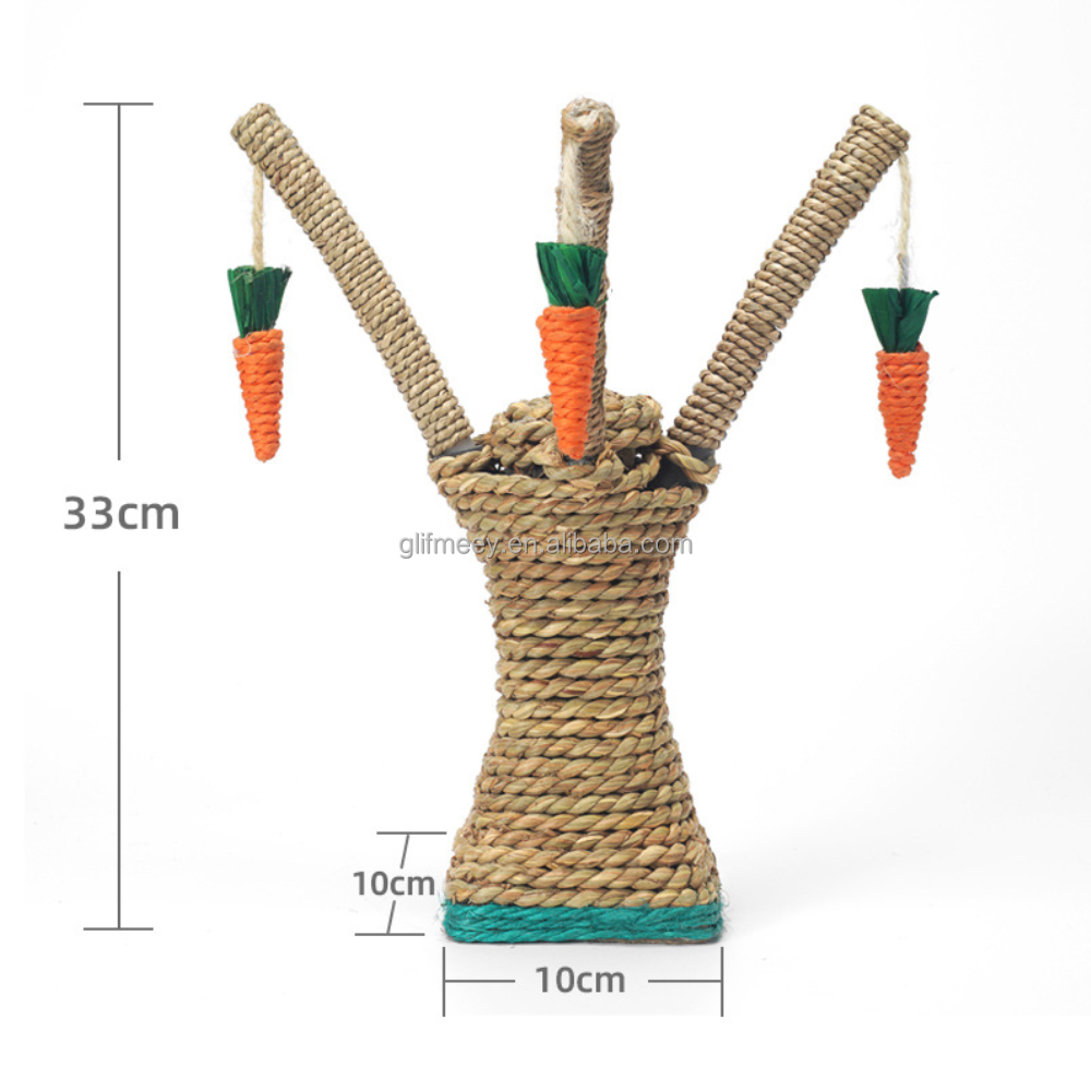 Arbre à chat marron avec carottes orange