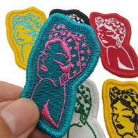 Personnalisez des patchs et des étiquettes brodés de petite taille avec un dos adhésif dans diverses couleurs