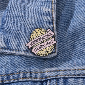 Pin de solapa esmaltado con cita: 'Screw Beautiful I'm Brilliant Brain' - Product Image 1